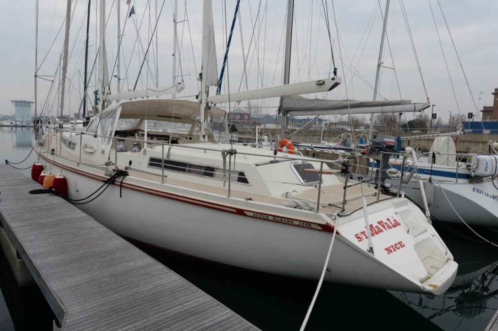 Amel Super Maramu 2000 Red Line - Main View Amel Super Maramu 2000 Red Line - Main View