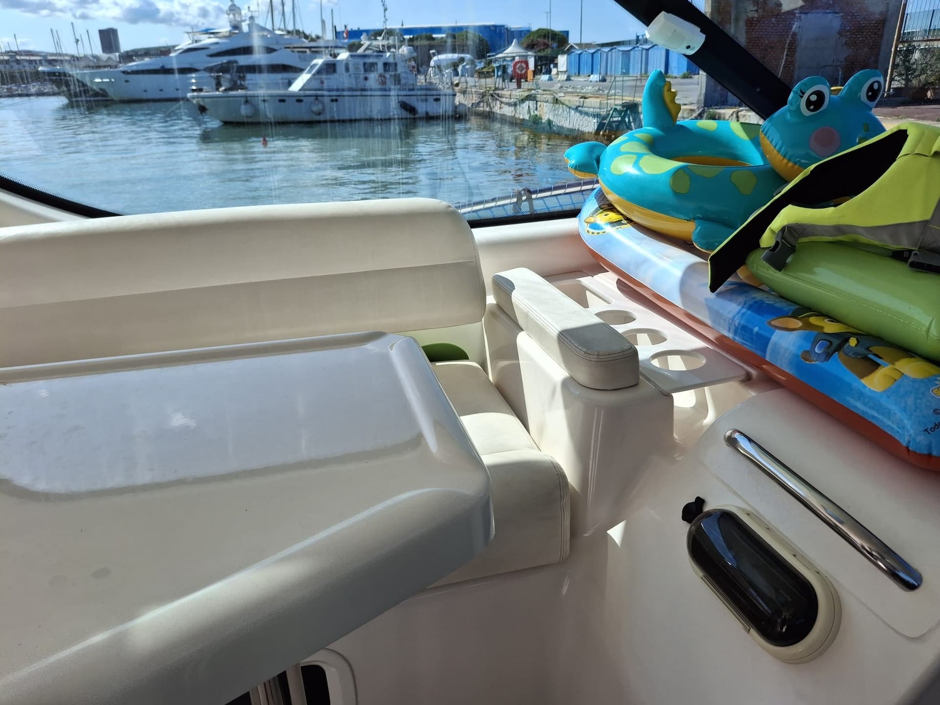 Tiara Yachts 4300 Sovran - Deck View Tiara Yachts 4300 Sovran - Deck View