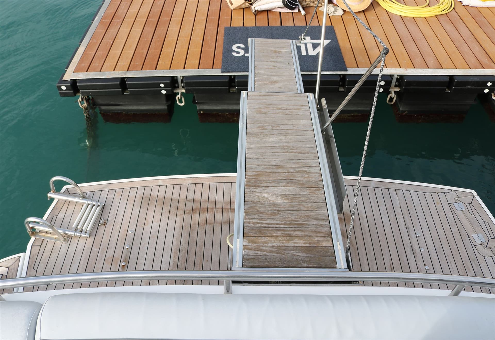 Sunseeker Portofino 40 - Deck View Sunseeker Portofino 40 - Deck View