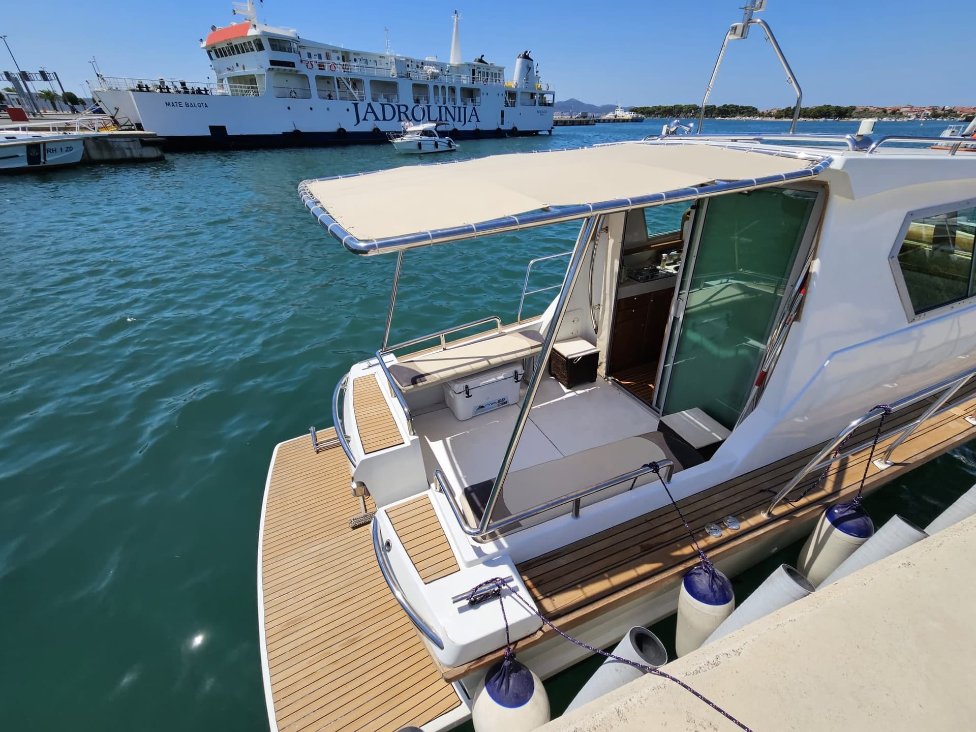 Coronet 32 - Deck View Coronet 32 - Deck View