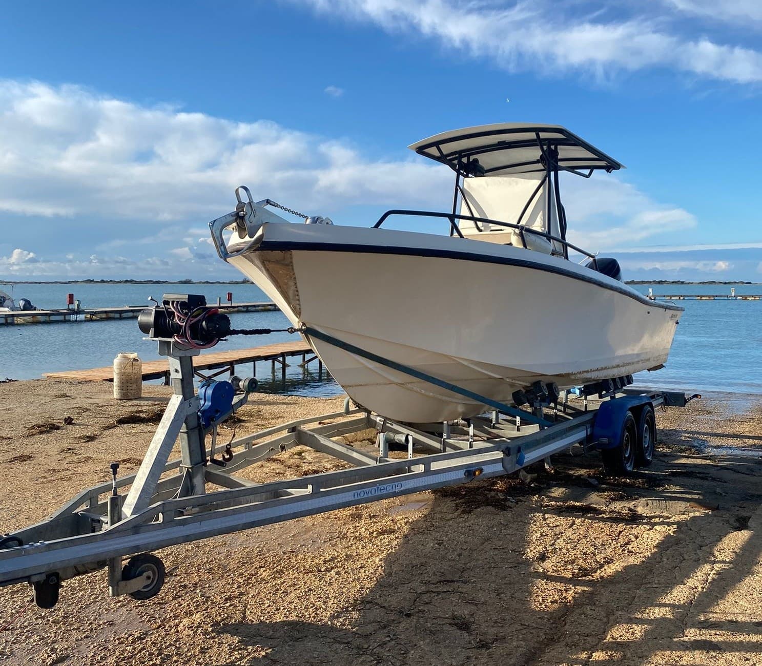 Mako Marine Makò 231 - Deck View Mako Marine Makò 231 - Deck View