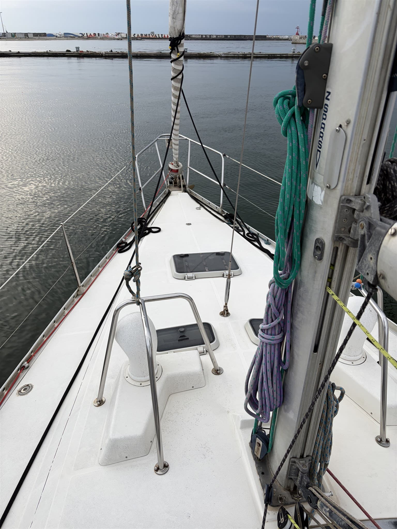 Beneteau Oceanis 390 - Deck View Beneteau Oceanis 390 - Deck View