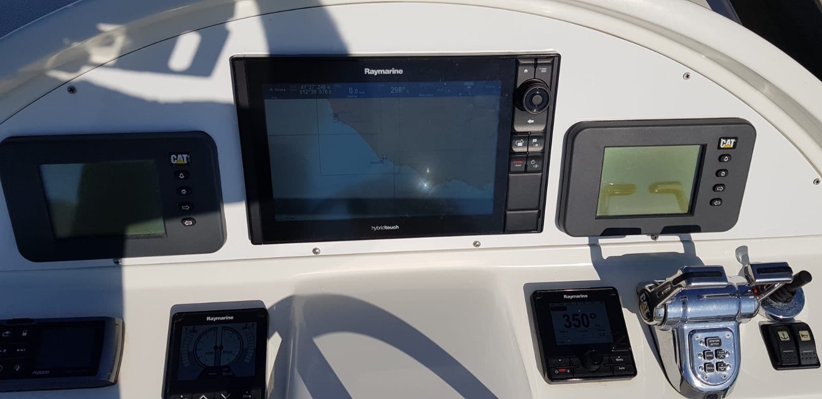 Aicon 62 Fly - Deck View Aicon 62 Fly - Deck View