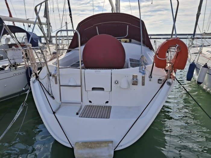 Beneteau Oceanis 381 - Interior View Beneteau Oceanis 381 - Interior View