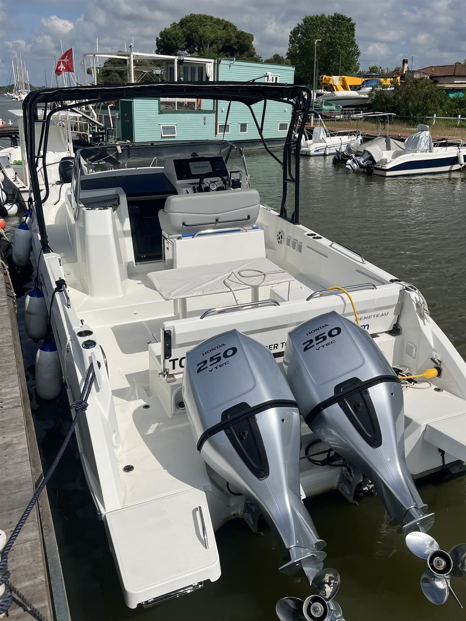 Beneteau Flyer 9 - Interior View Beneteau Flyer 9 - Interior View
