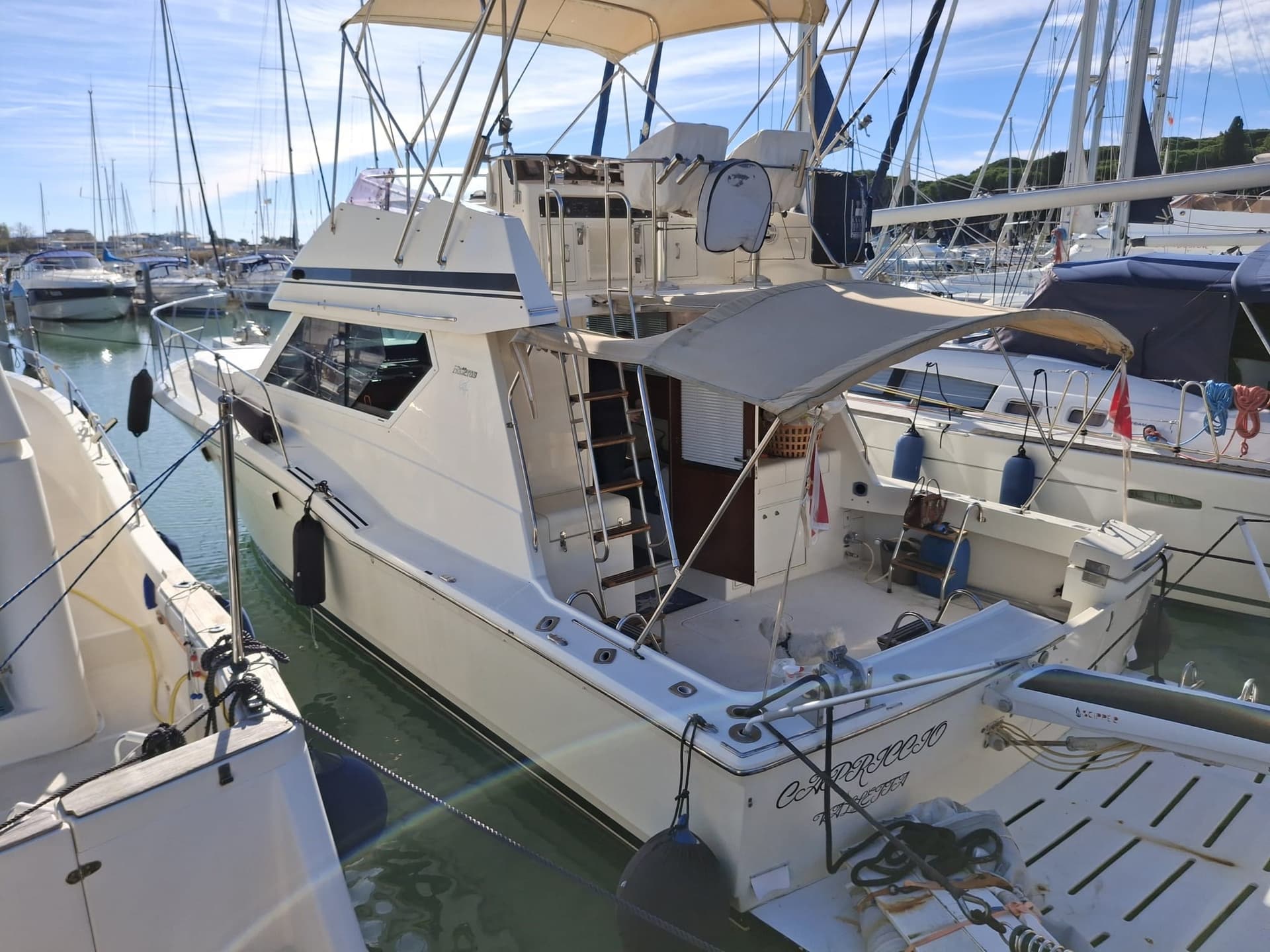 Hatteras 38 Convertible - Interior View Hatteras 38 Convertible - Interior View
