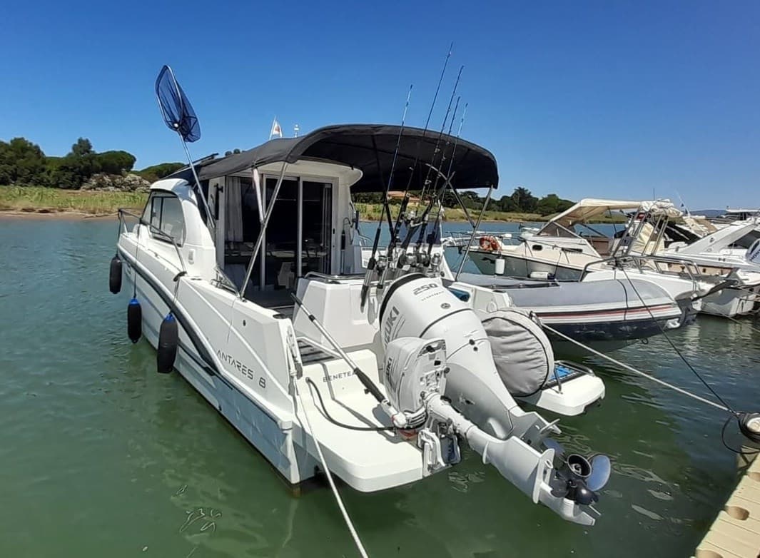 Beneteau Antares 8 - Interior View Beneteau Antares 8 - Interior View