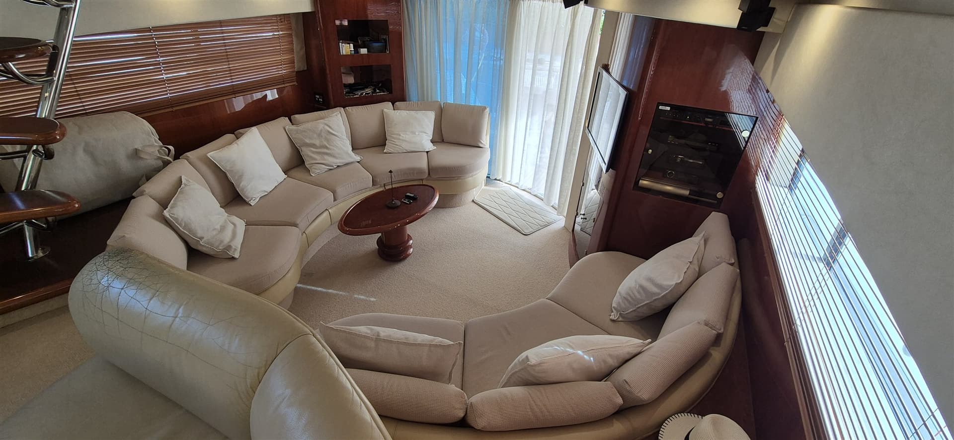 Fairline Squadron 62 - Deck View Fairline Squadron 62 - Deck View