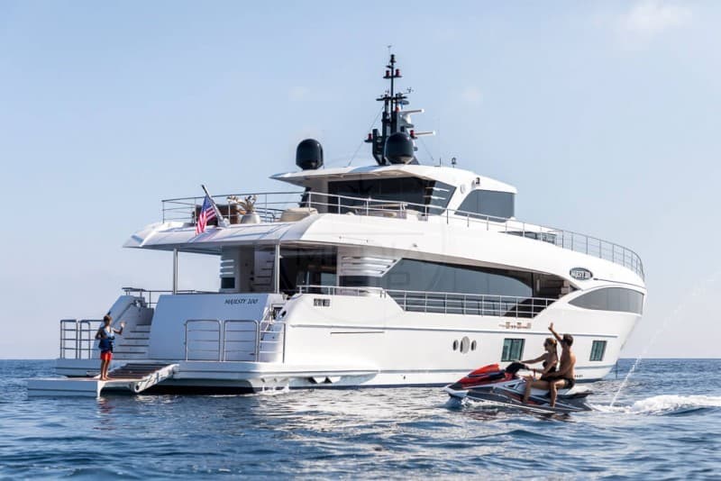 Gulf Craft Majesty 100 - Deck View Gulf Craft Majesty 100 - Deck View