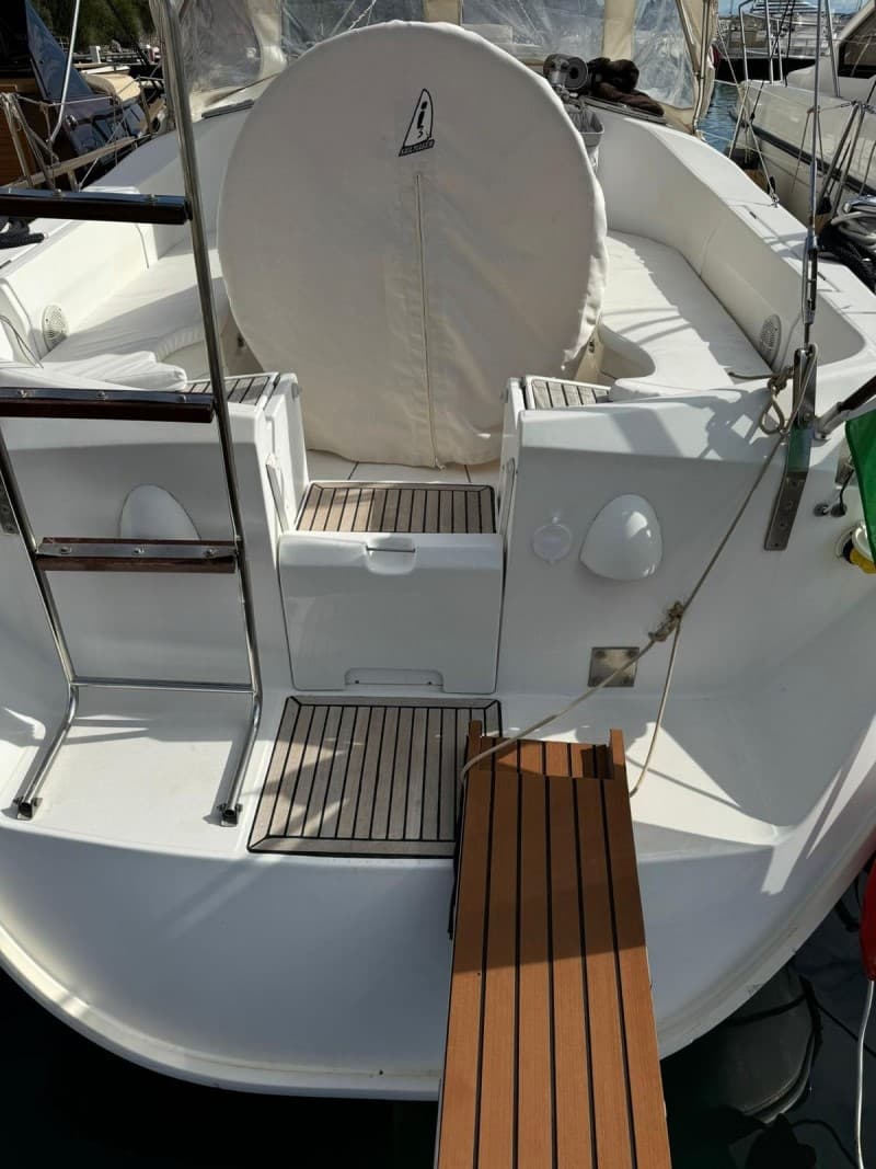 Beneteau Oceanis 381 Clipper - Deck View Beneteau Oceanis 381 Clipper - Deck View