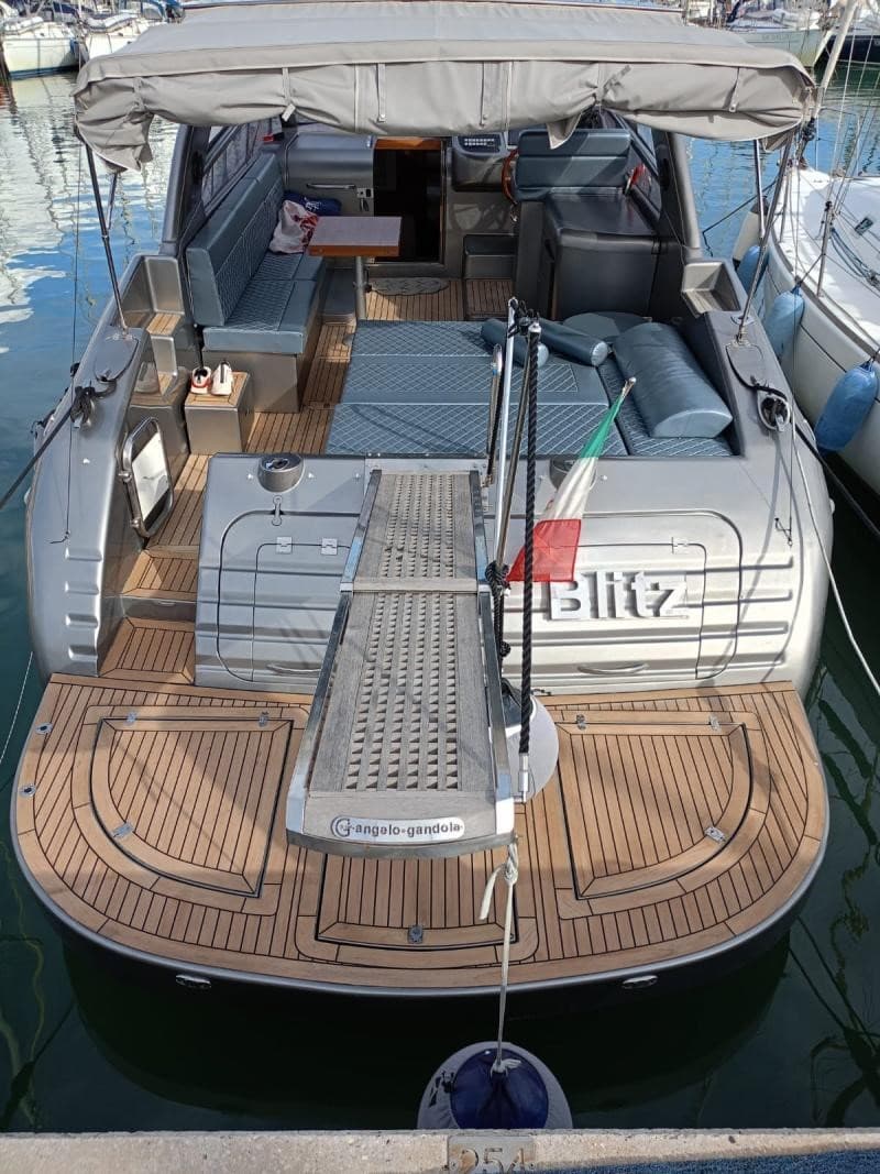 Airon Marine 425 - Deck View Airon Marine 425 - Deck View