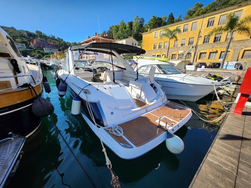 Regal Marine Regal 3350 - Detail View 1 Regal Marine Regal 3350 - Detail View 1