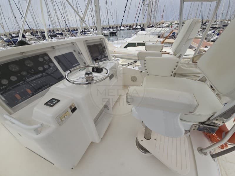 Bertram Yachts Bertram 390 Convertible used - hero image 8
