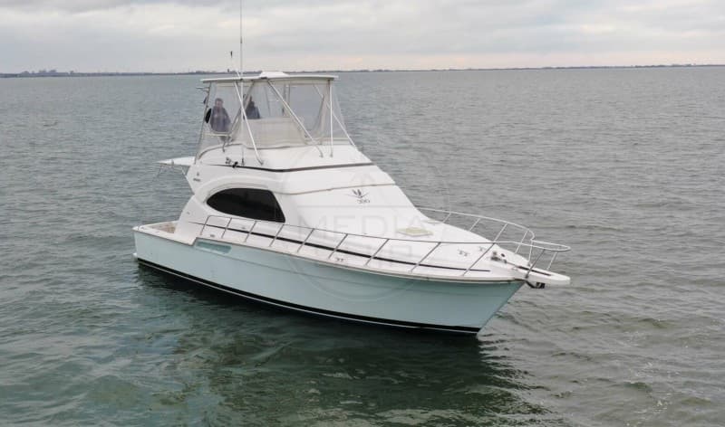 Bertram Yachts Bertram 390 Convertible - Detail View 1 Bertram Yachts Bertram 390 Convertible - Detail View 1