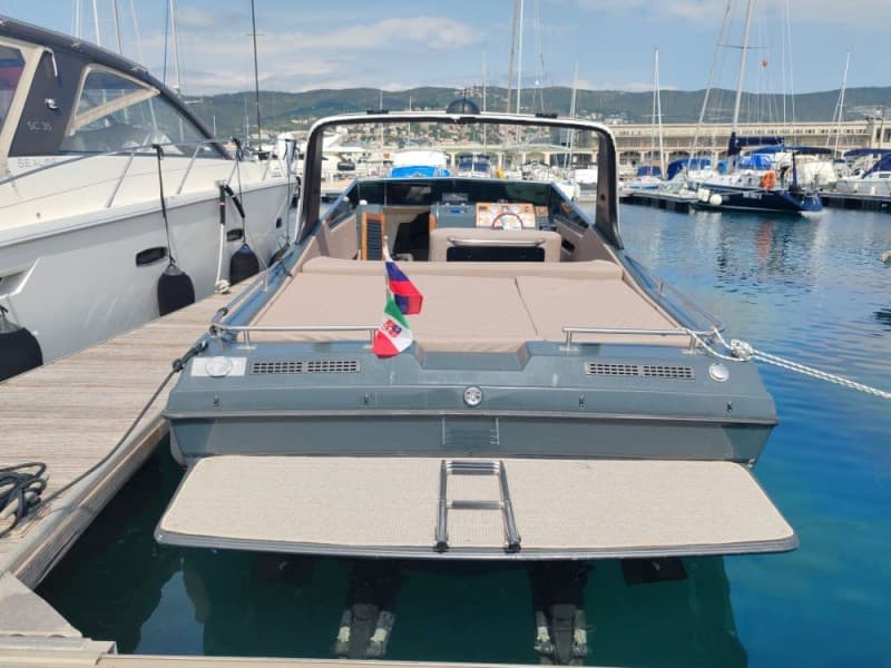 Glastron La Raya - Deck View Glastron La Raya - Deck View