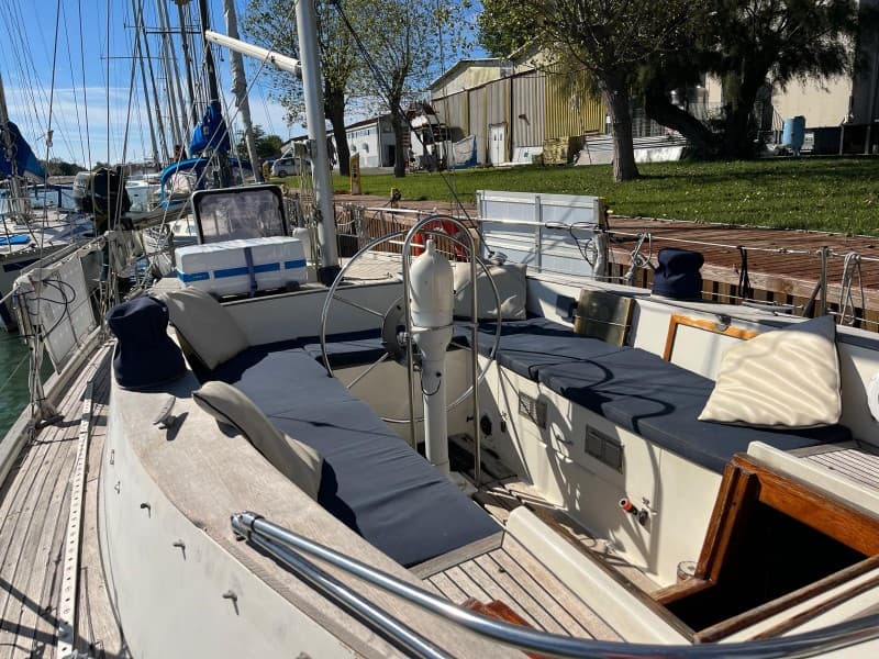 Oyster Marine Oyster 39 - Deck View Oyster Marine Oyster 39 - Deck View