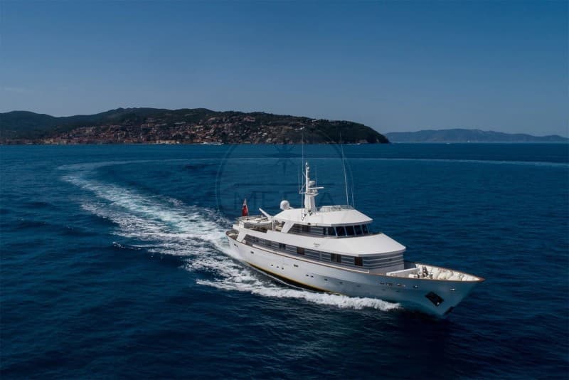 Camper & Nicholsons 40 Mt - Deck View Camper & Nicholsons 40 Mt - Deck View