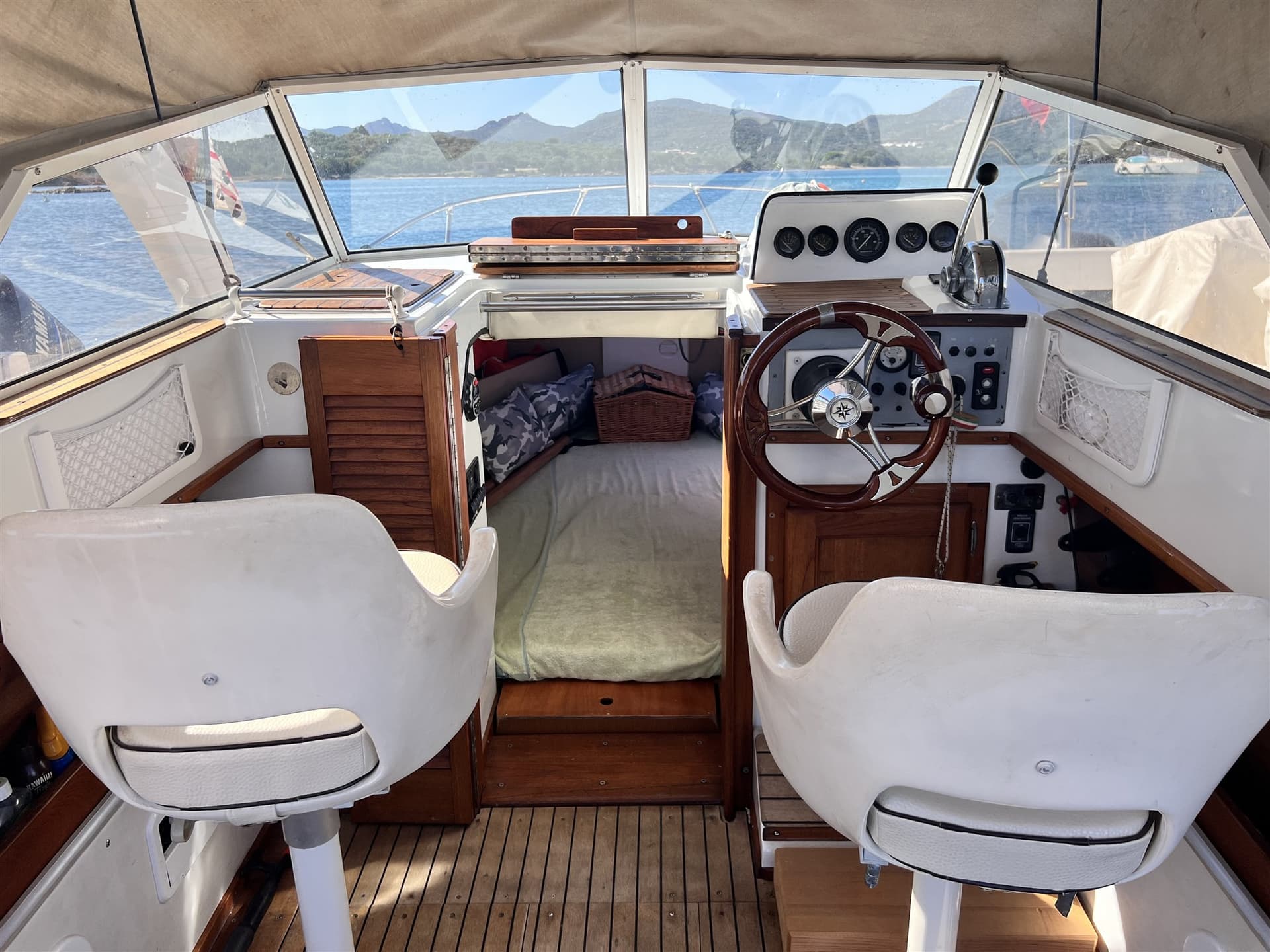 Boston Whaler 22 Revenge - Detail View 1 Boston Whaler 22 Revenge - Detail View 1