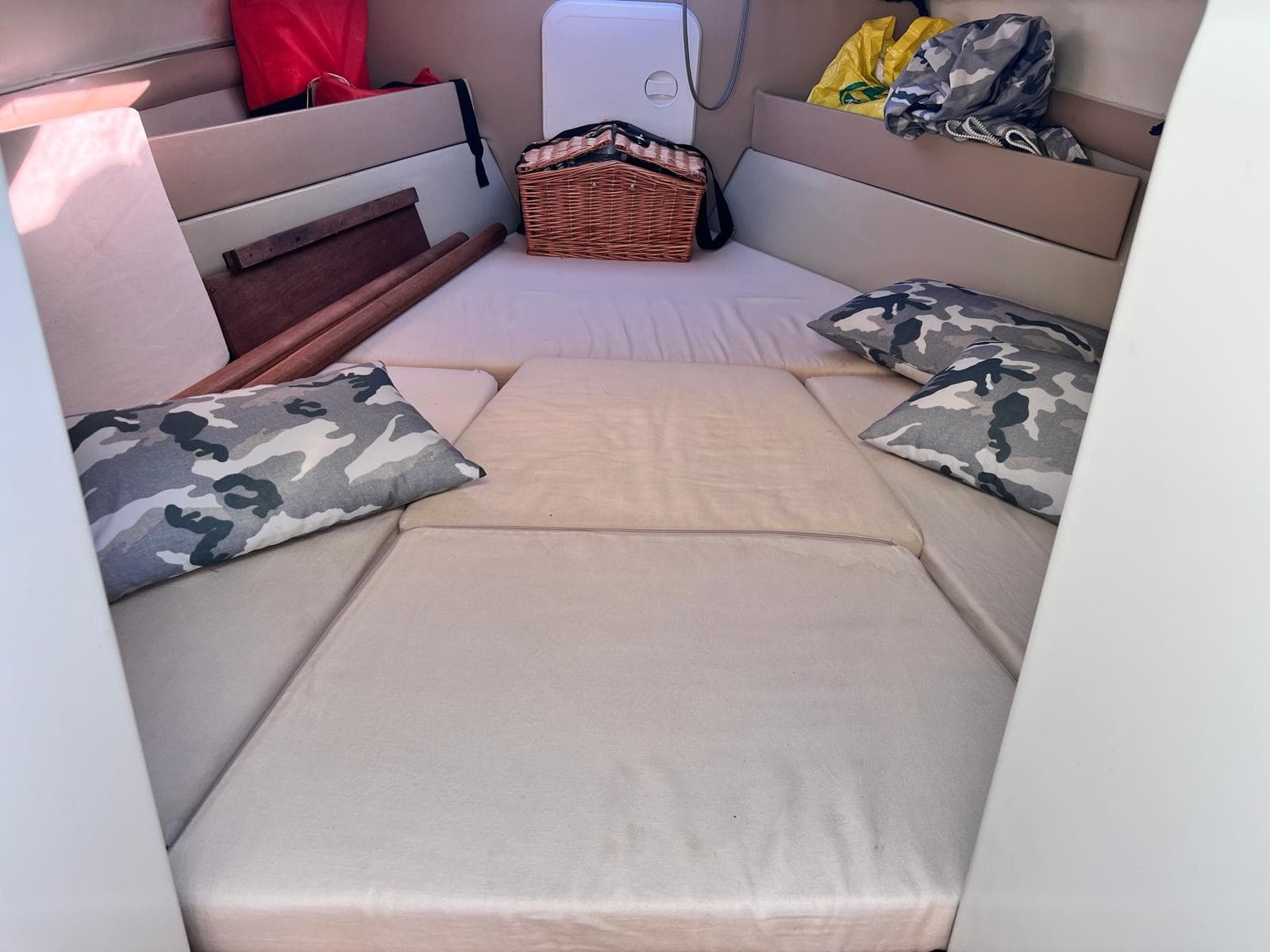 Boston Whaler 22 Revenge - Interior View Boston Whaler 22 Revenge - Interior View