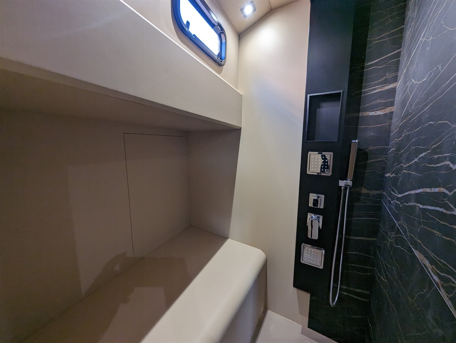 Apex Yachts Apex 60 d'occasion - image hero 19