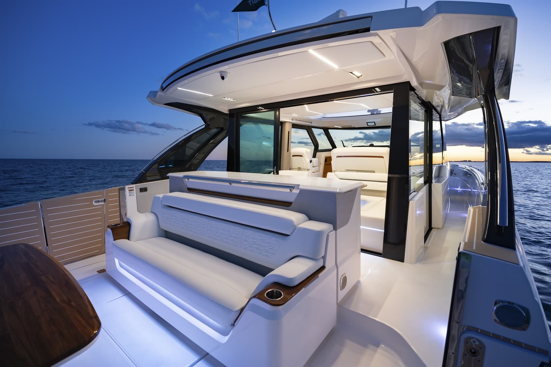Tiara Yachts 56LS usato - foto hero 2