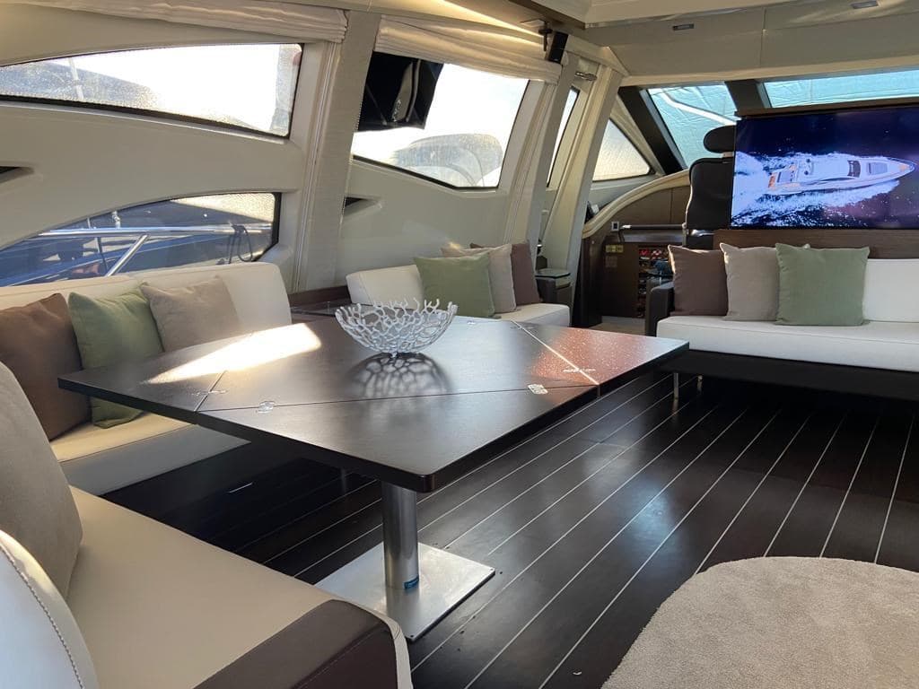Azimut 86S used - hero image 13