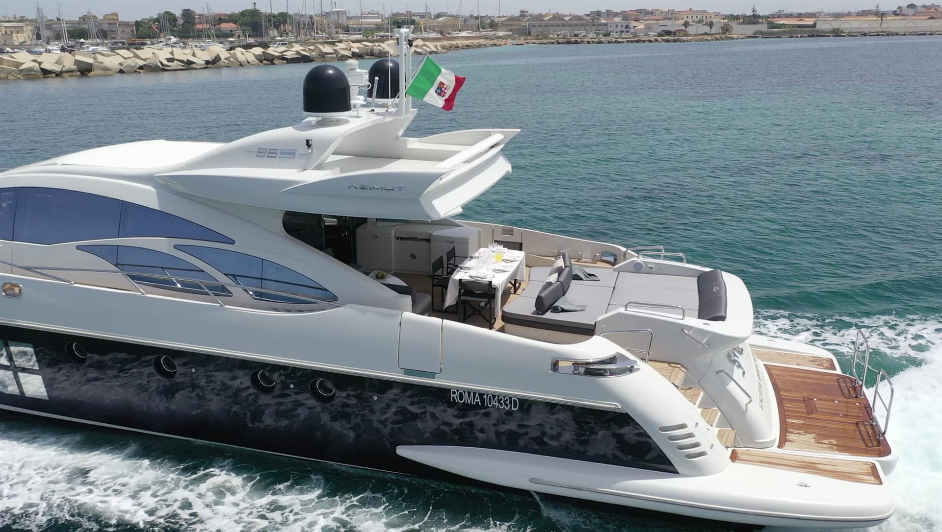 Azimut 86S used - hero image 9