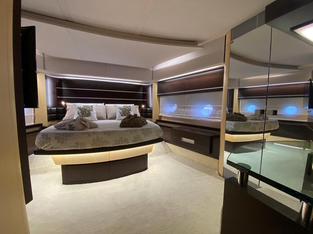 Azimut 86S used - hero image 19
