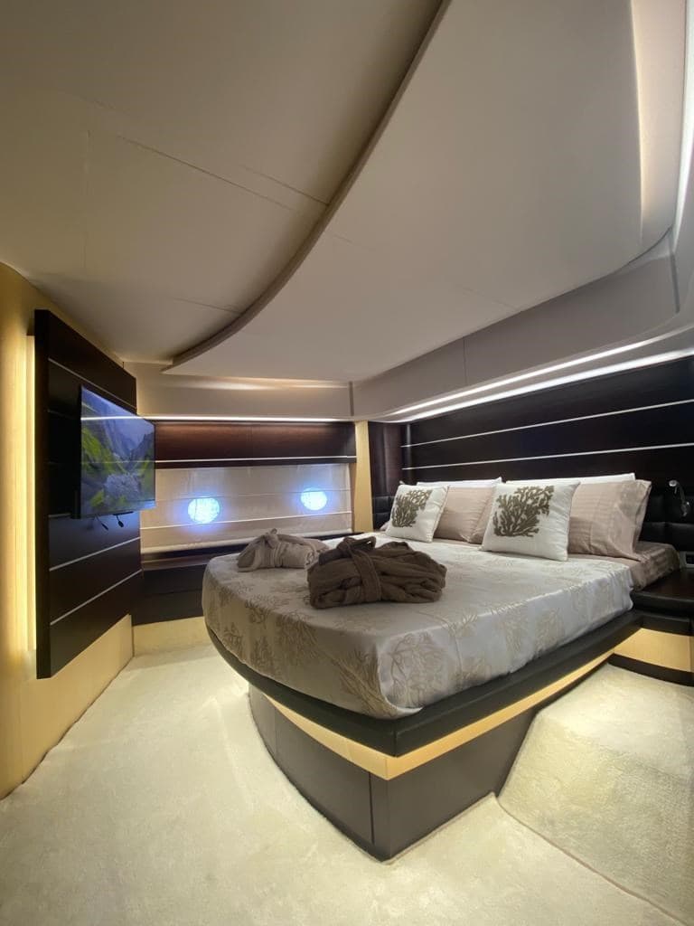 Azimut 86S used - hero image 23