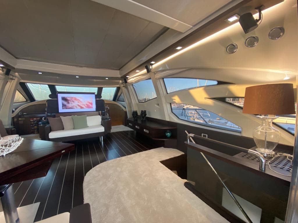 Azimut 86S used - hero image 15