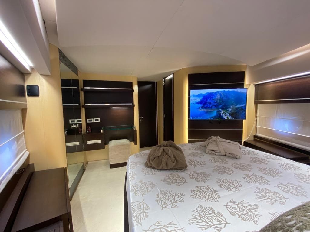 Azimut 86S used - hero image 20