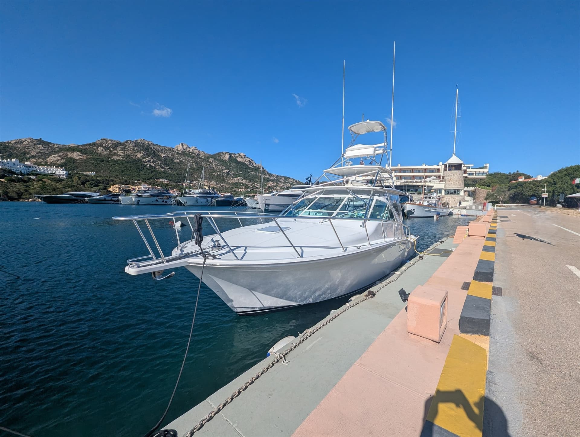 Cabo 38 Express - Detail View 1 Cabo 38 Express - Detail View 1