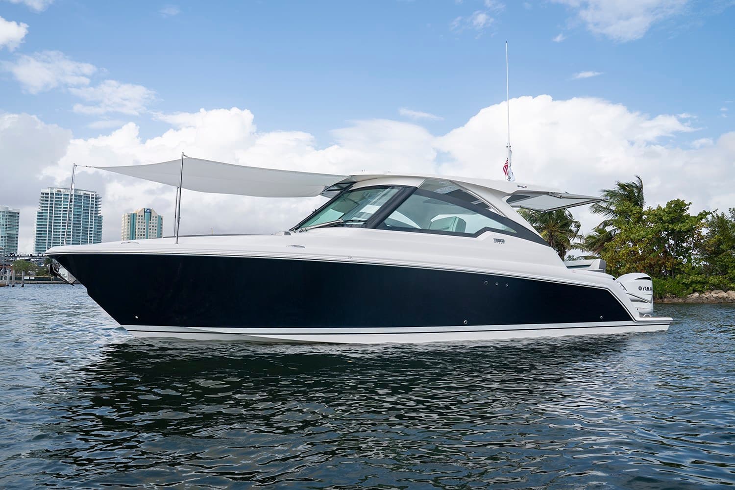 Tiara Yachts 34 Lx - Detail View 1 Tiara Yachts 34 Lx - Detail View 1