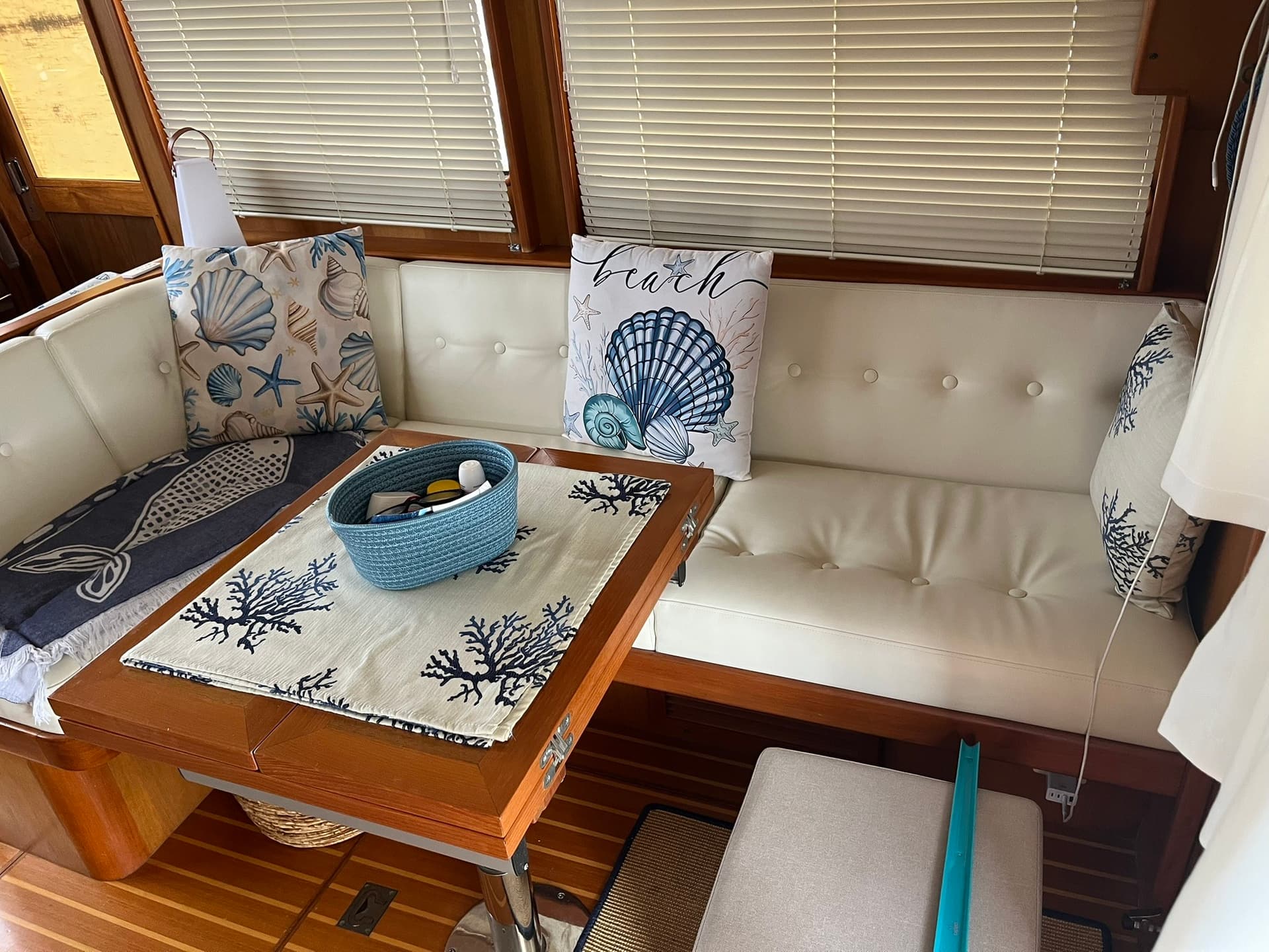 Shanghai Double Happiness Yacht Alaska 12,70 - Deck View Shanghai Double Happiness Yacht Alaska 12,70 - Deck View