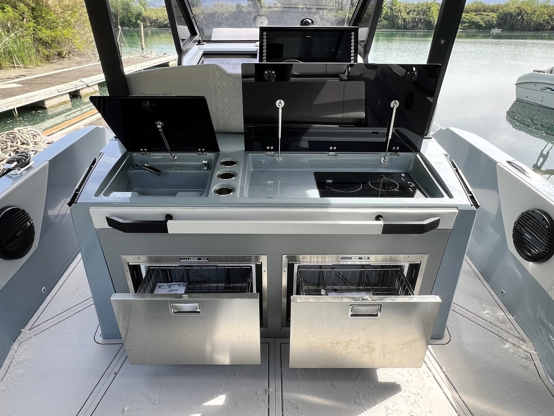 Ranieri Cantiere Cayman 45 - Deck View Ranieri Cantiere Cayman 45 - Deck View