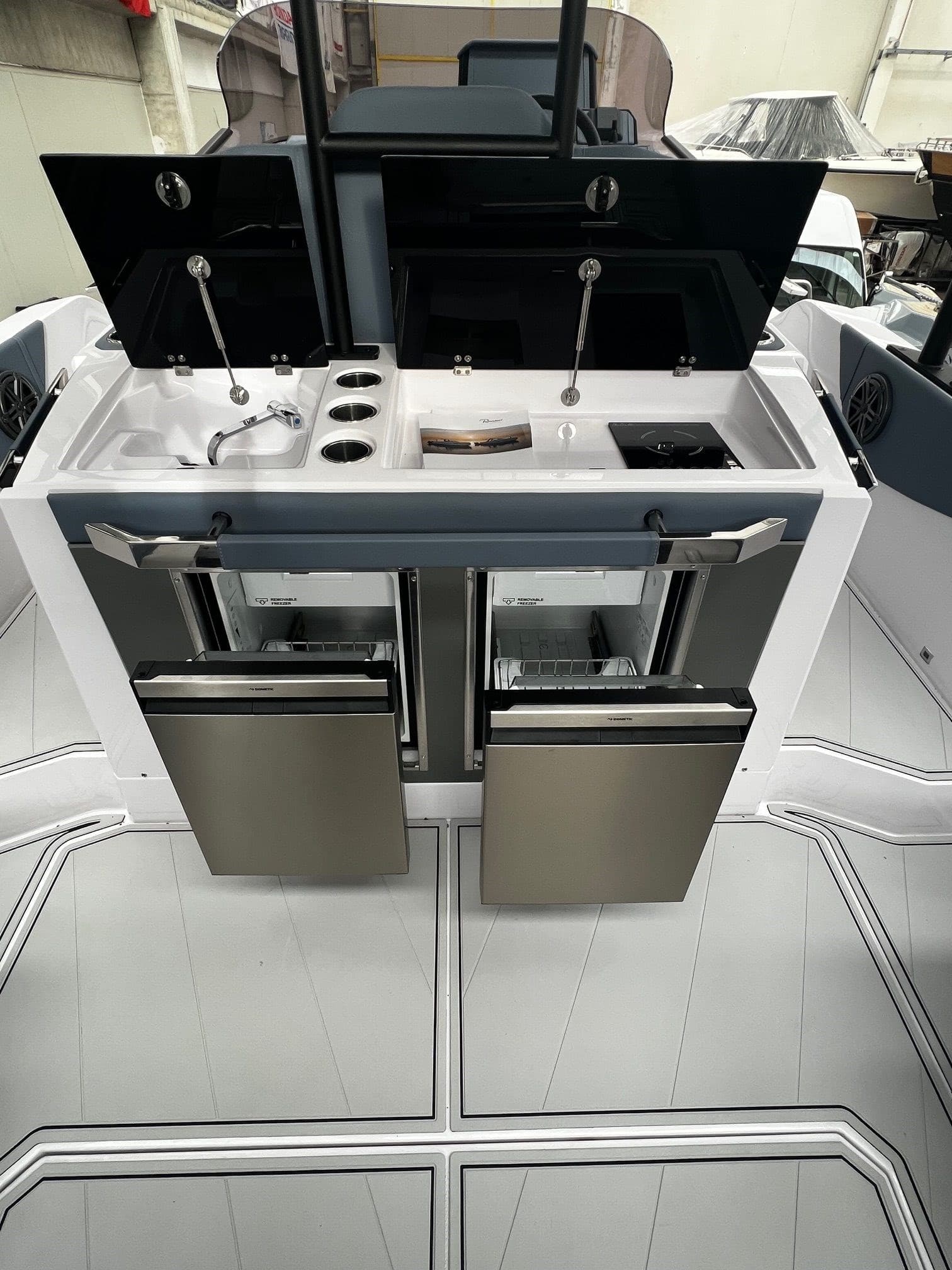 Ranieri International Next 330 Lx - Deck View Ranieri International Next 330 Lx - Deck View