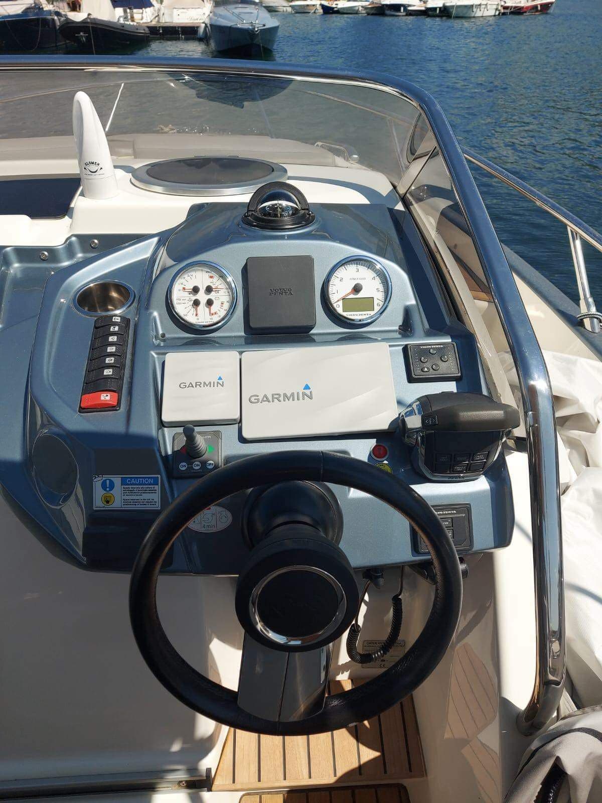 Cranchi Endurance 30 - Deck View Cranchi Endurance 30 - Deck View