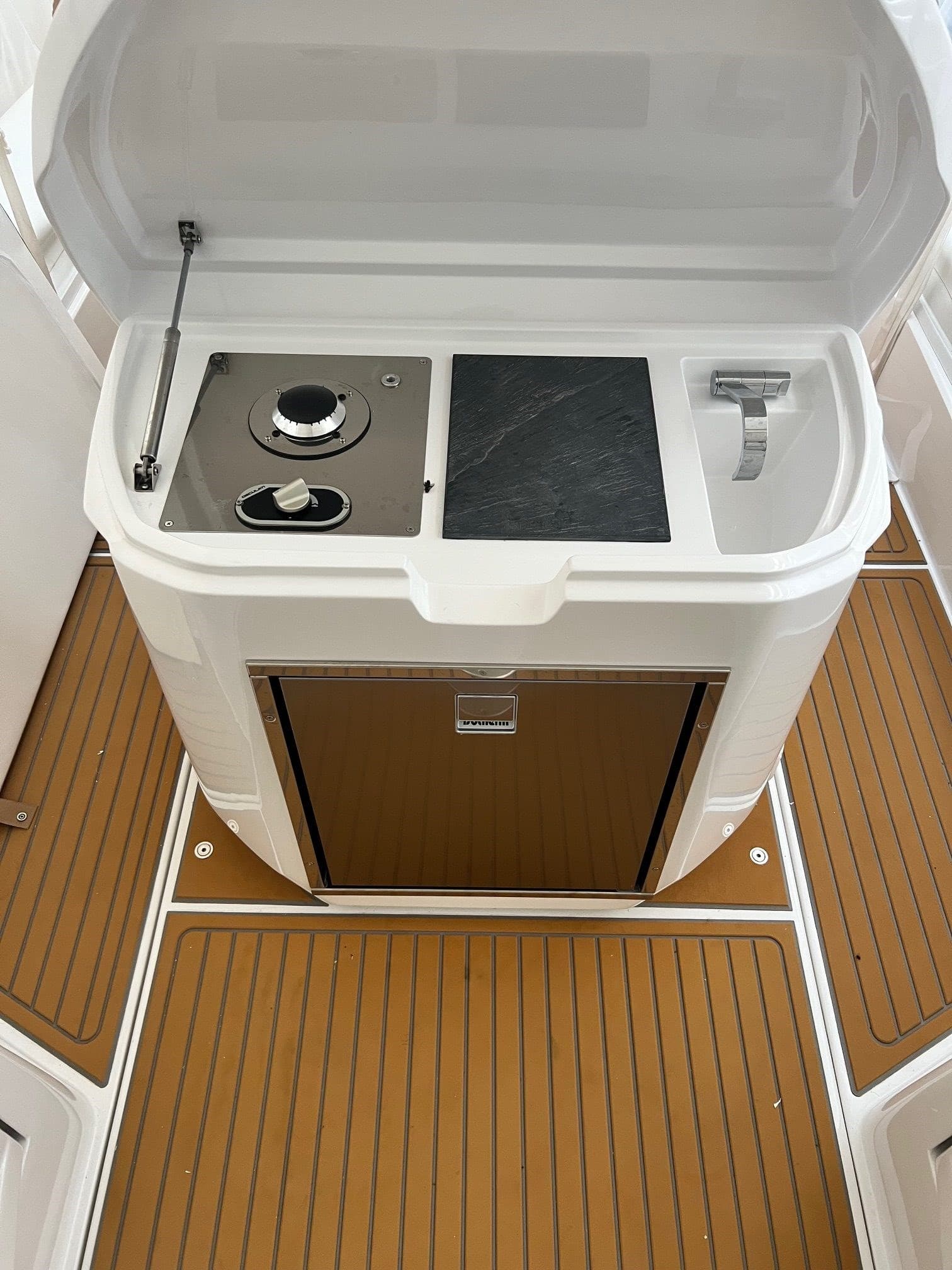 2BAR 82 - Deck View 2BAR 82 - Deck View