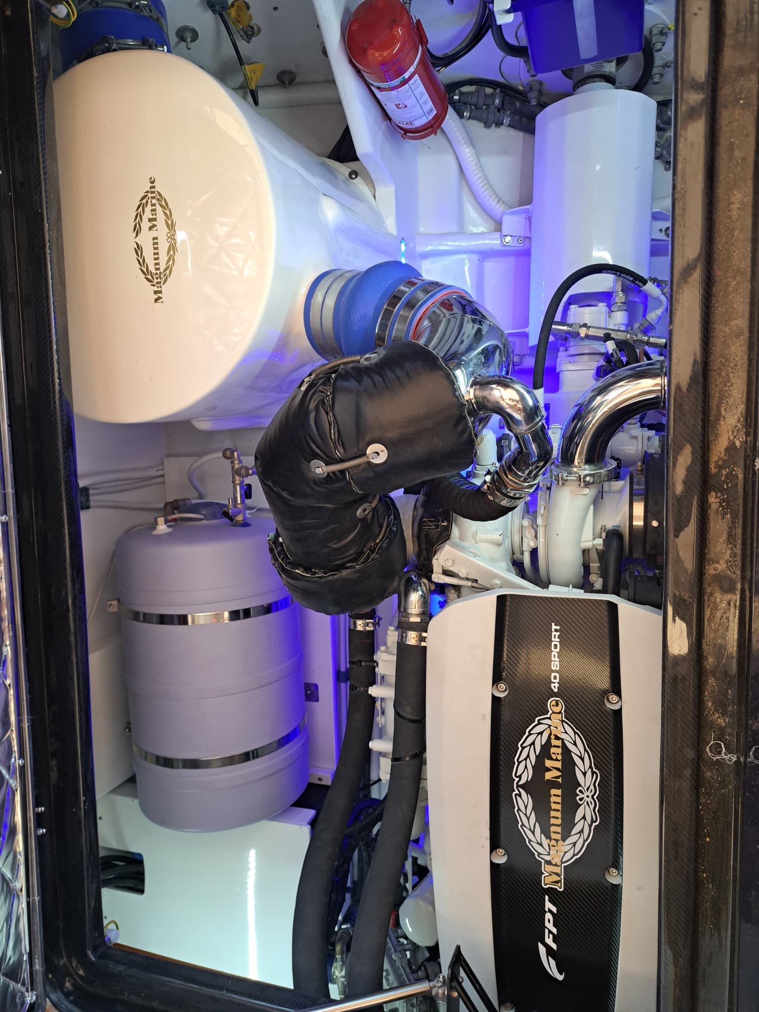 Magnum Marine Magnum 40 - Deck View Magnum Marine Magnum 40 - Deck View