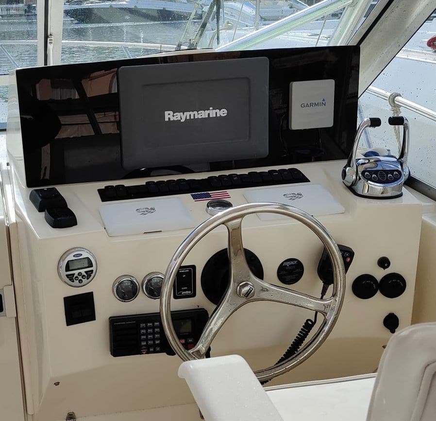 Albemarle 32 Classic Express - Detail View 1 Albemarle 32 Classic Express - Detail View 1