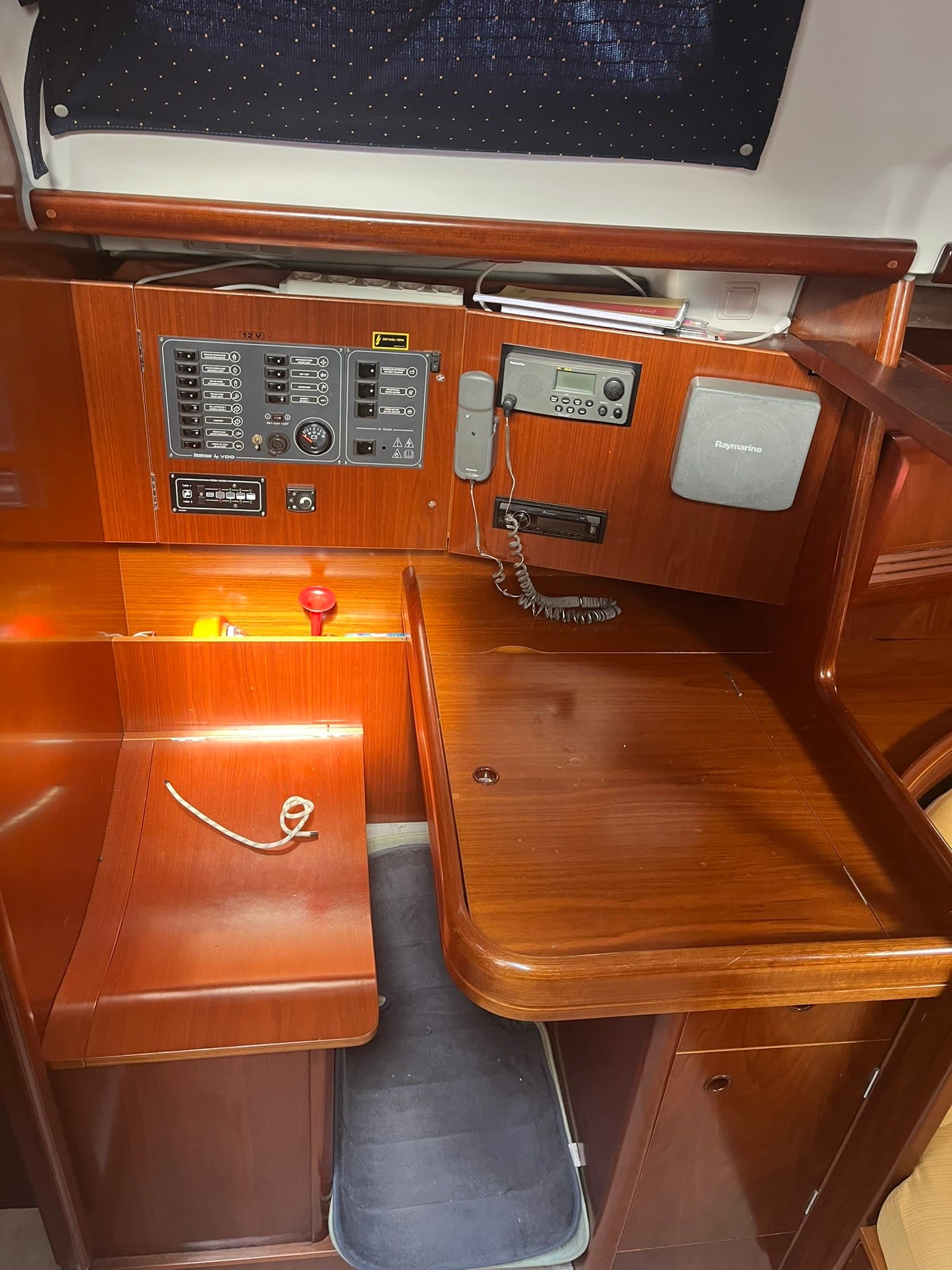 Beneteau Oceanis 393 Clipper - Deck View Beneteau Oceanis 393 Clipper - Deck View