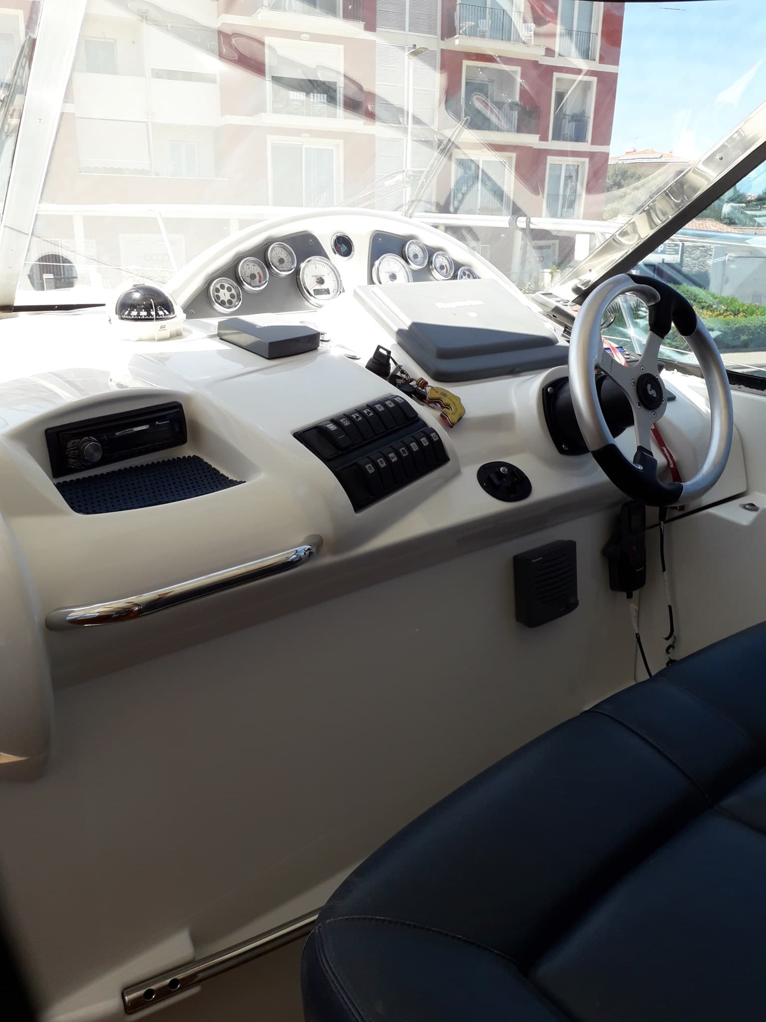 Beneteau Antares 12 Fly Sport - Interior View Beneteau Antares 12 Fly Sport - Interior View