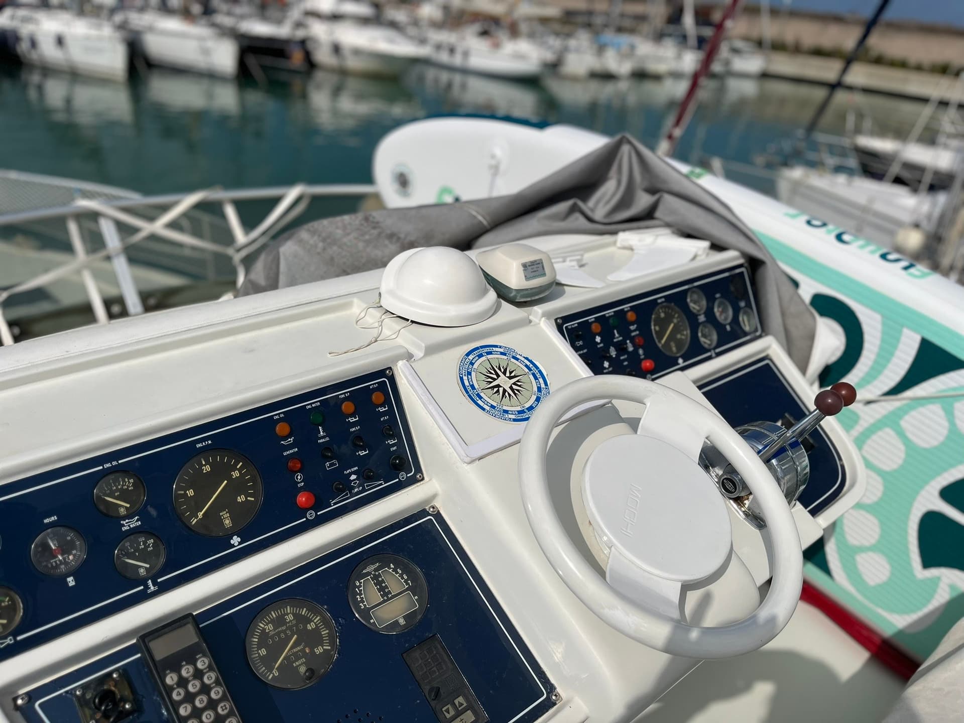 Mochi Craft Dominator 34 - Deck View Mochi Craft Dominator 34 - Deck View