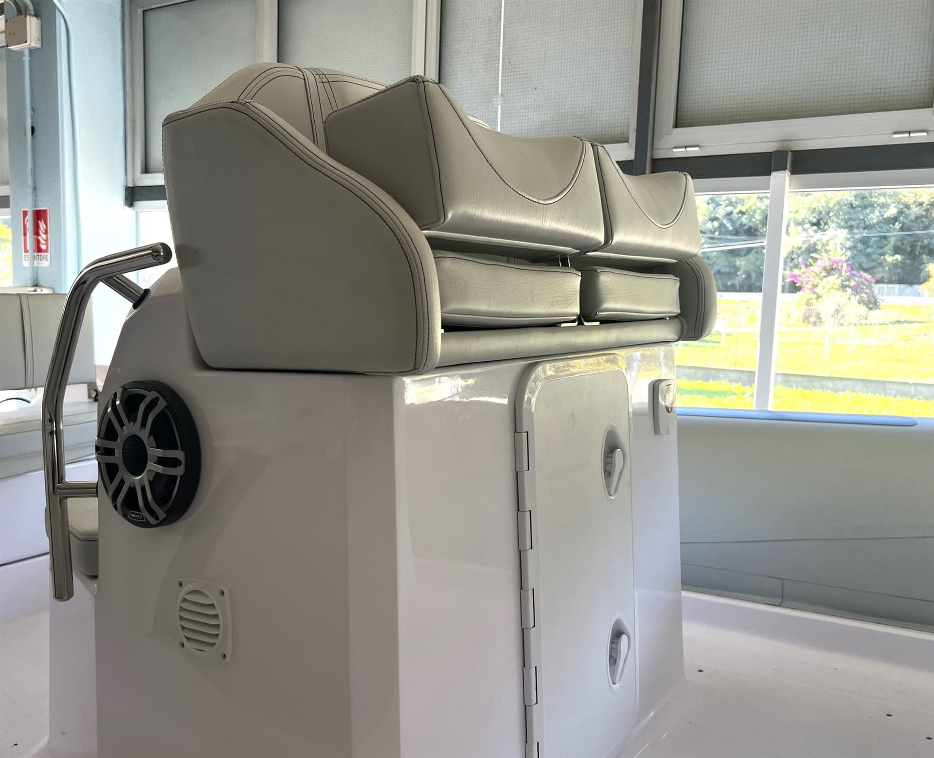 Ranieri International Cayman 26 Sport Touring - Interior View Ranieri International Cayman 26 Sport Touring - Interior View