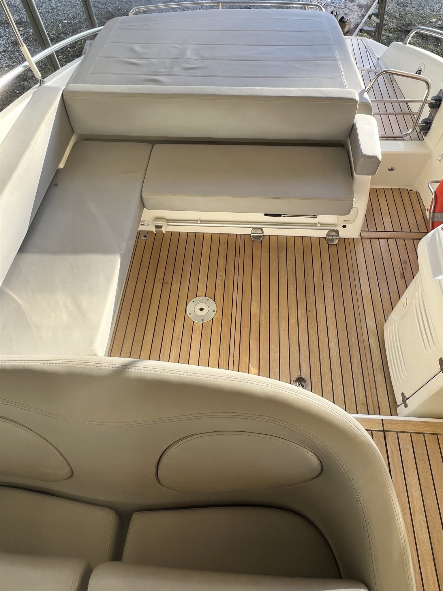 Cranchi Endurance 30 - Deck View Cranchi Endurance 30 - Deck View