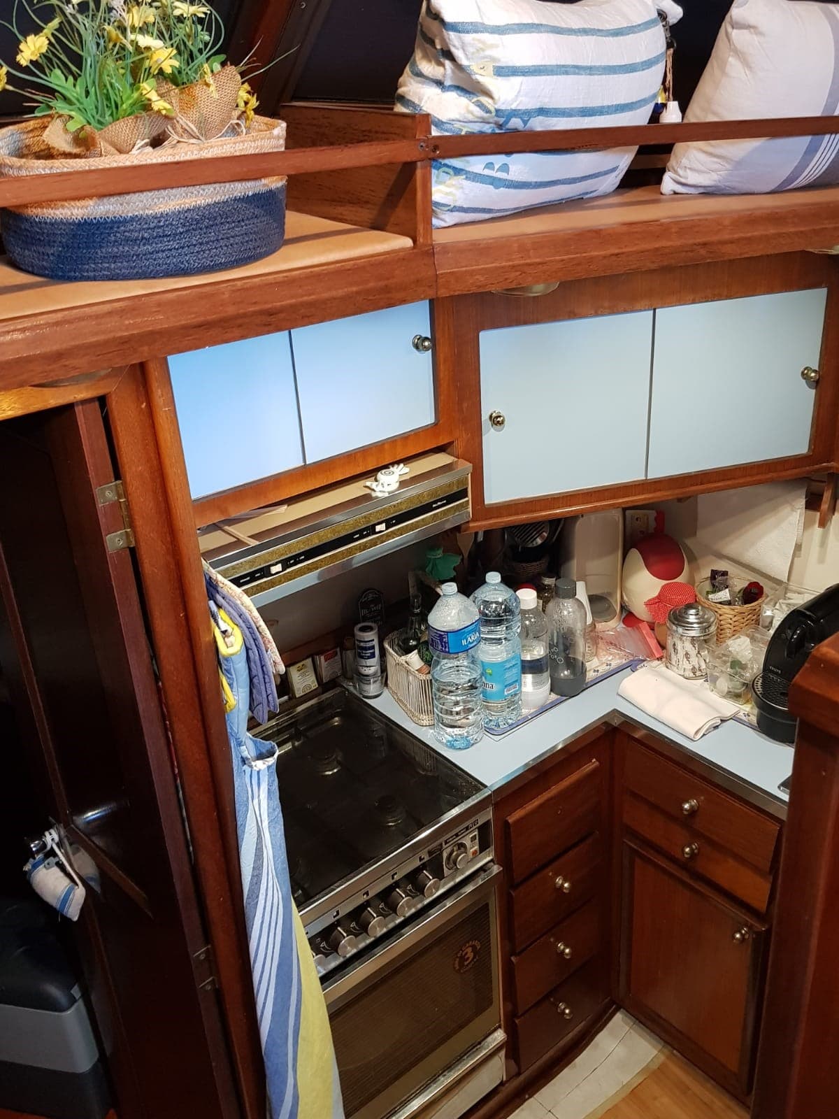 Hatteras 38 - Deck View Hatteras 38 - Deck View