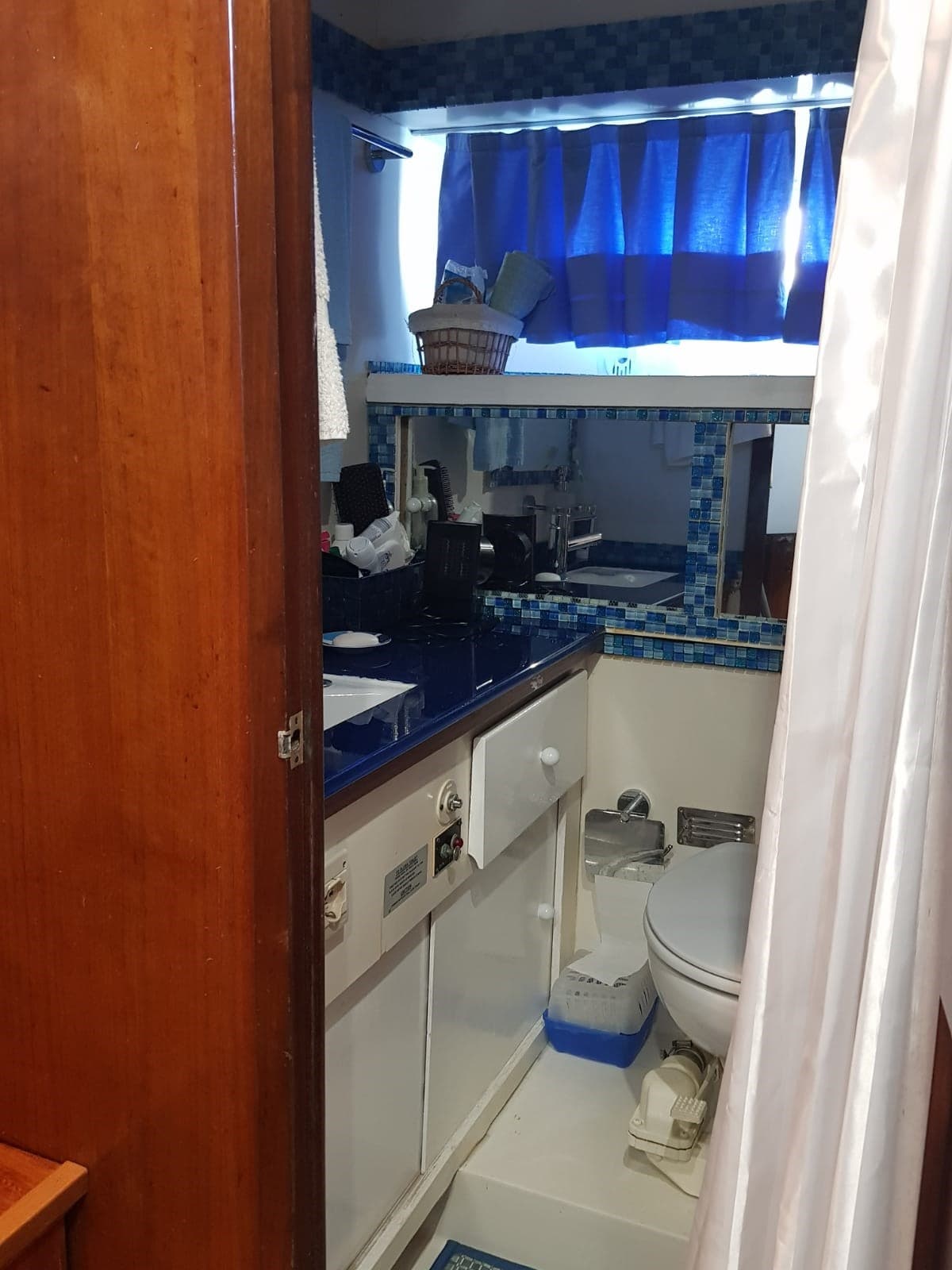 Hatteras 38 - Interior View Hatteras 38 - Interior View