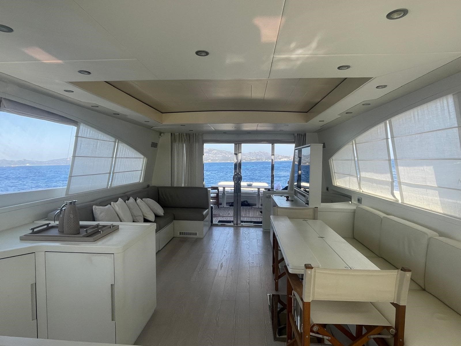 Jaguar 24 M. - Interior View Jaguar 24 M. - Interior View