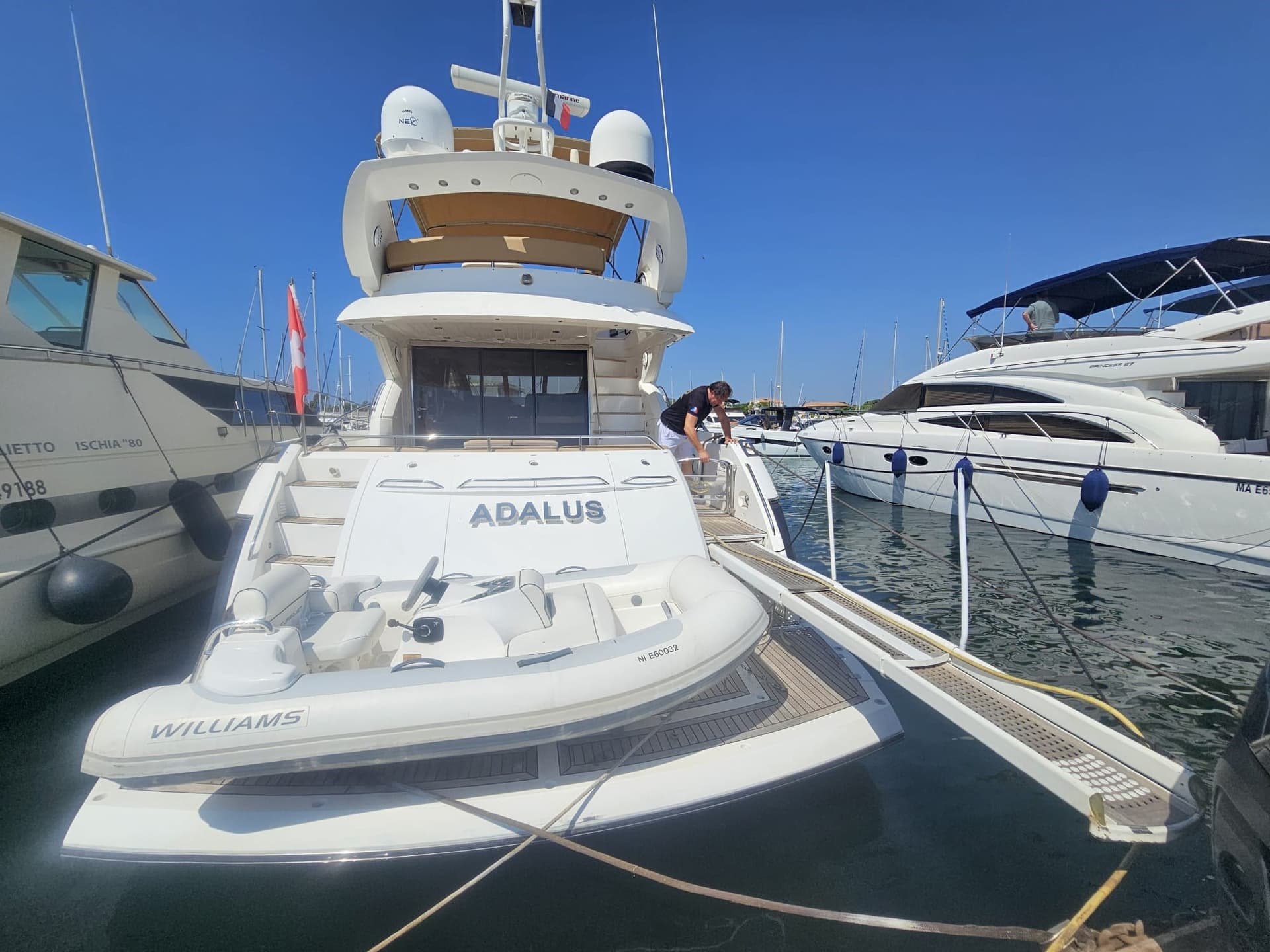 Sunseeker Manhattan 60 - Detail View 1 Sunseeker Manhattan 60 - Detail View 1