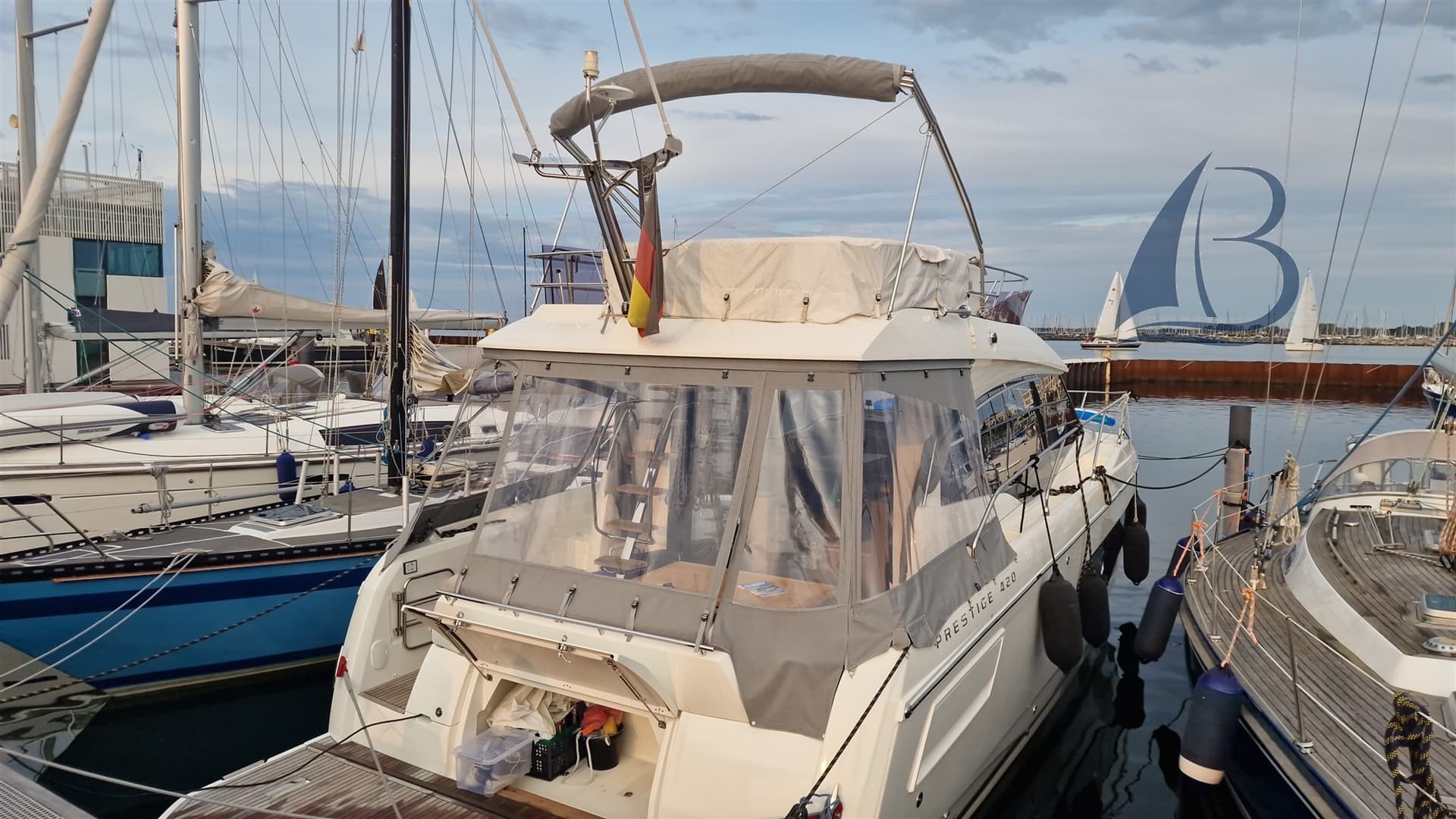 Prestige Yachts Prestige 420 Fly usato - foto hero 3